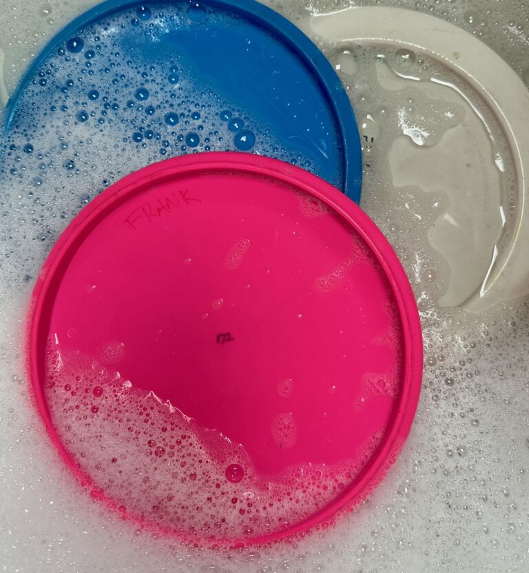 Cleaning disc golf discs